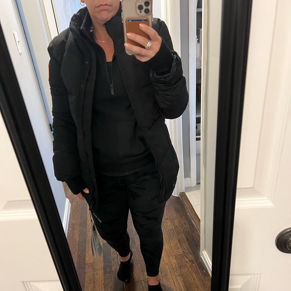 Canada Goose Women’s Black Puffer Jacket - Picture 2 of 10